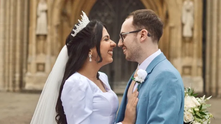 Image do post Jovem no Reino Unido enfrenta diagnóstico precoce de doença do neurônio motor após sintomas iniciais durante viagem de lua de mel