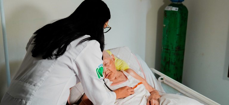 Image do post Brasil amplia reabilitação domiciliar no SUS e fortalece cuidado humanizado fora do ambiente hospitalar